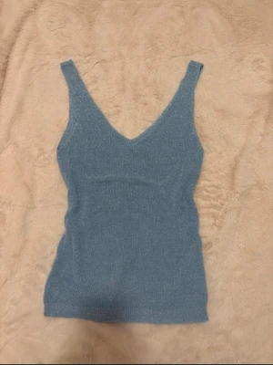 Skimrande linne - Superfint stickat skimrande linne. Knappt använd. Köpt på en spansk marknad så jag vet inte märket :))