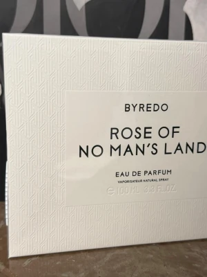 Byredo Rose of No Man’s Land 100ml - Byredo Rose of No Man’s Land Eau de Parfum i en stilren vit kartong med subtilt mönster. Flaskan rymmer 100 ml och doften är känd för sina fräscha och blommiga toner. Perfekt för dig som gillar exklusiva och moderna parfymer.