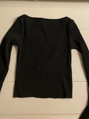 Svart långärmad  - Svart långärmad tröja från H&M