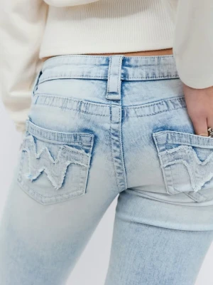 Ljusblå bootcut jeans  - Bara använda 2 gånger, storlek barn L. Säljer ett par ljusblå bootcut jeans från gina med slitna detaljer på bakfickorna och klassisk W-söm. Jeansen har låg midja, utsvängda ben och är gjorda i mjuk denim. Perfekta för en avslappnad och trendig look.