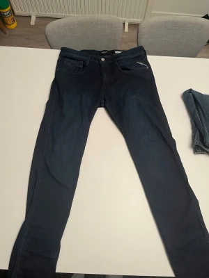 Mörkblå jeans från Replay - Säljer ett par tvärfeta replay anbass helt oanvända | sälj pris 899 kr 💵 .  Nypris 1600kr 💰                                        W33 L32, Lite stora i storleken.                                     Tveka inte på att höra av dig om du har frågor! 💭.        Modellen är 183cm och 68kg. 💫  