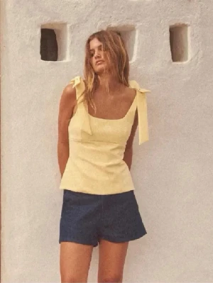 Zara topp - Jättefin populär ljusgul zara topp. Perfekt till sommaren och aldrig använd. Skriv till mig för egna bilder.