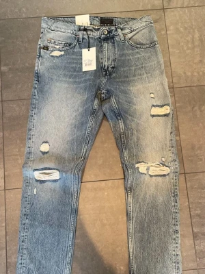Tiger Of Sweden Jeans Nya - Helt nya Tiger of sweden jeans med lappar och allt orört💯Snygg färg med skön wash och goa slitningar för riktigt bra pris jämfört med nypris på cirka 1599kr💔Skicka prisförslag och tveka inte på att skriva vid frågor!