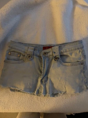 Ljusblå jeansshorts från Lee - Säljer ett par ljusblå jeansshorts från Lee 💕