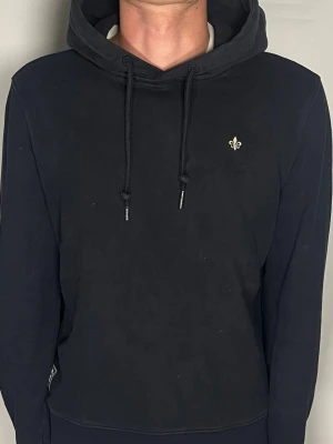 Morris hoodie - Säljer en riktigt snygg och trendig Morris hoodie i fint skick, storlek S, vid frågor är det bara att skriva //Gramenti