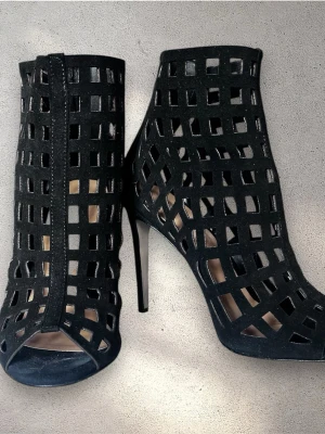 Svarta högklackade skor - Eleganta svarta högklackade skor från Federica Bassi med modern cut out-design och peep toe. Perfekta för fest, middag eller speciella tillfällen. #federicabassi #heels #highheels #peeptoe #svartaskor #festskor #elegant 