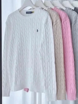 Vit kabelstickad tröja från Polo Ralph Lauren - Knitwears ralph laurens i alla färger. Säljer inte här på plick. De kostar 199kr st och de är nya  obs! De är kopior men dom ser exakt likadana ut