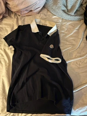 Moncler pike  - Säljer pga lite för liten så används inte. Den är rätt gammal men fortfande fint skick. Skriv om fler bilder med bättre ljus önskas.