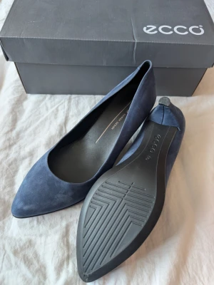 Ecco Navy Blue Leather Heels - Size 38 - Absolutely gorgeous heels in navy blue. Real mocha and inner shoe in leather. Flawless condition.  Suits perfectly for my prom dress and lace cardigan I have on my profile or to any other occasions✨ Very pretty and comfortable. In original box. Used once, as new!   Check my other listings 🌿