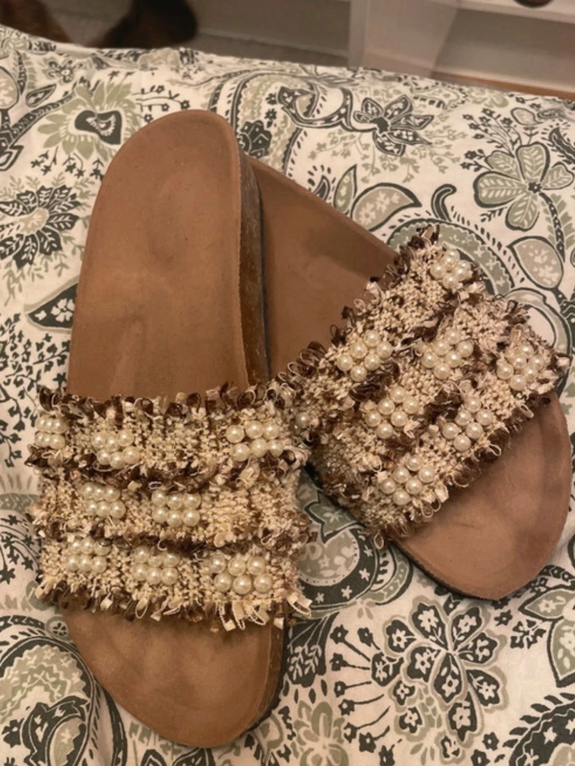 Beige sandaler med pärldetaljer