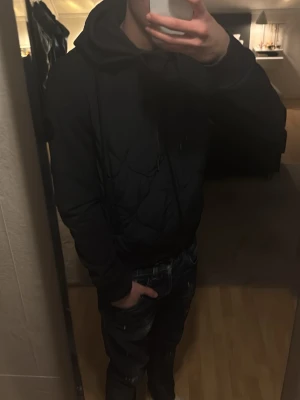 Woolrich cardigan  - Säljer en woolrich Cardigan i väldigt bra skick. Säljs på grund av att jag behöver rensa garderoben. Nypris är runt 2000 mitt pris är 500 och kan sänkas vid snabb affär