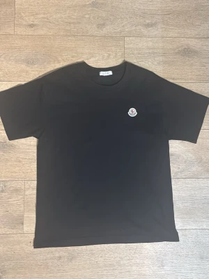 MONCLER T-SHIRT - EN SVART T-SHIRT FRÅN MONCLER SKÖNT MATERIAL PERFEKT NU NÄR DET BLI LITE VARMARE