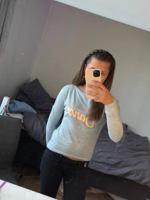 Grå långärmad topp med tryck - Grå långärmad topp med texten 'MAKE ROOM I GOTTA Dance' i rosa och orange framtill. Toppen har en avslappnad passform och är tillverkad i mjukt material, perfekt för en chill look.