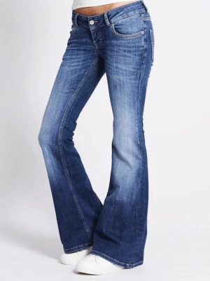 Blå bootcut jeans med utsvängda ben - Snygga blå bootcut jeans med klassisk femficksdesign och utsvängda ben. Jeansen har en låg midja och subtila slitningar framtill för en cool look. Perfekta till sneakers eller boots. Storleken är m full length 