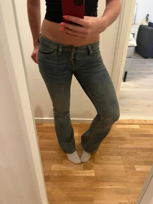 Cheap Monday jeans  - Storlek 28/32, passar mig som har 36/38 och är 169 lång. Knappt använda och de är väldigt lågmidjade 
