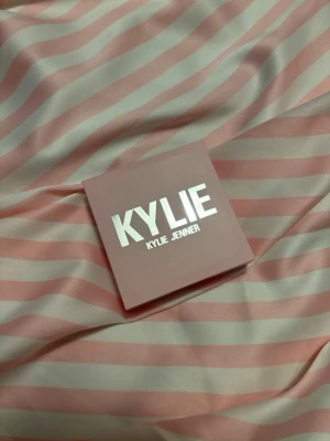 Kylie Jenner highlighter  - I färgen princess please 