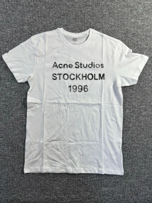 Snygg Stockholm tröja - Säljer denna riktigt snygga T-shirten | storlek S | skick 10/10 | passar till vad som helst riktigt snygg  | måtten visas i bilderna🥂🥂