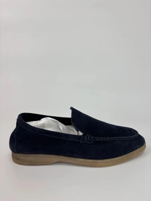 Loro Piana Summer walk loafers - Stilrena mörkblå loafers i mocka med klassisk design och ljusbrun sula. Skorna har en enkel slip-on-modell och diskreta sömmar längs ovandelen. Perfekta för dig som gillar en clean och tidlös look.
