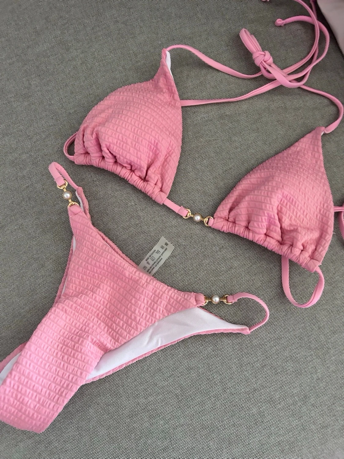 Rosa bikini med struktur och pärldetaljer