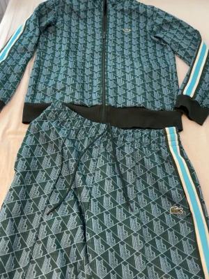 Lacoste monogram tracksuit - En grönaktig lacoste monogram tracksuit utan några skador eller fläckar