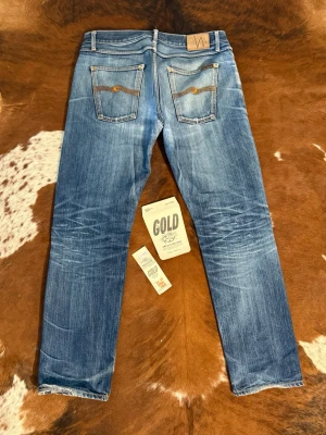 NudieJeans steadyeddie DrySelvage - Tjena! Säljer dessa brutala Nudie SteadyEddie Jeans, fint skick med många lagningar, köpta för 2800kr på götgatans reuse avdelning, W36/L34, hör sv dig vid funderingar!🤩🙌