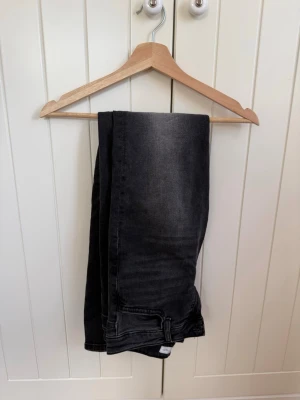 Jeans mango  - Snygga svarta jeans från mango! 