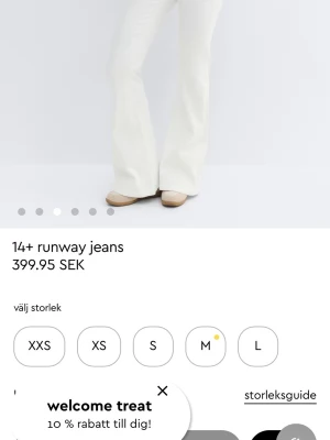 Vita lowwaist jeans - den är i storlek xxs MEN pga ginas konstiga storlekar är den igentligen xs har testa deras vanliga xxs går inte ens att knäppa har xs så passar ni som har xs och den är helt nya med kvitto och prislapp 