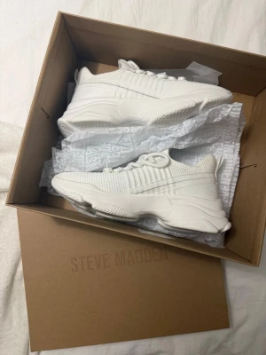 Vita sneakers Steve Madden - Aldrig använda vita sneakers från Steve Madden, Mac-E - Chunky sneakers, storlek 38. Kommer med original kartong och papper! 