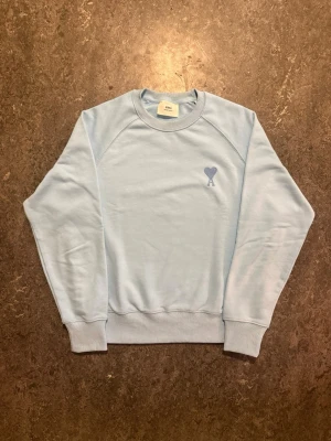 Ljusblå Ami Paris sweatshirt/tröja  - Ljusblå Ami Paris sweatshirt i storlek S, helt ny och aldrig använd. 😊