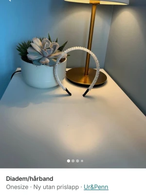 Vitt diadem med kristallpärlor Ur&Penn - Snyggt diadem från Ur&Penn i vitt med glittrande kristallpärlor. Diademet har en klassisk rund form och är täckt av små, facetterade pärlor som ger en lyxig känsla. Perfekt accessoar för att lyfta din look.