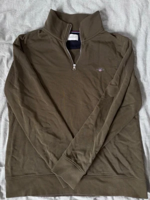 Gant half zip - Olivgrön långärmad tröja från gant med halvzip och hög krage i storlek XL men sitter som L. Använder aldrig längre, sitter skönt. Tveka inte o skriva för frågor etc 🎶🎶✨