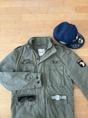 Field Jacka - Riktigt snygg och stilren field jacka med ”US ARMY” tryck. Den är i super bra skick och är i storlek Medium!  Kommer från ONLY SONS, köptes i Tossa de mar!  Fler bilder eller frågor? - kontakta mig!