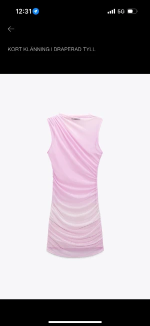 Rosa draperad/mesh kort klänning från Zara - Superfin kort klänning från Zara i ljusrosa ton med draperad tyll. Ärmlös modell med snygg omlottkänsla och transparenta detaljer. Perfekt för dig som vill sticka ut med en trendig och feminin look. Oanvänd 