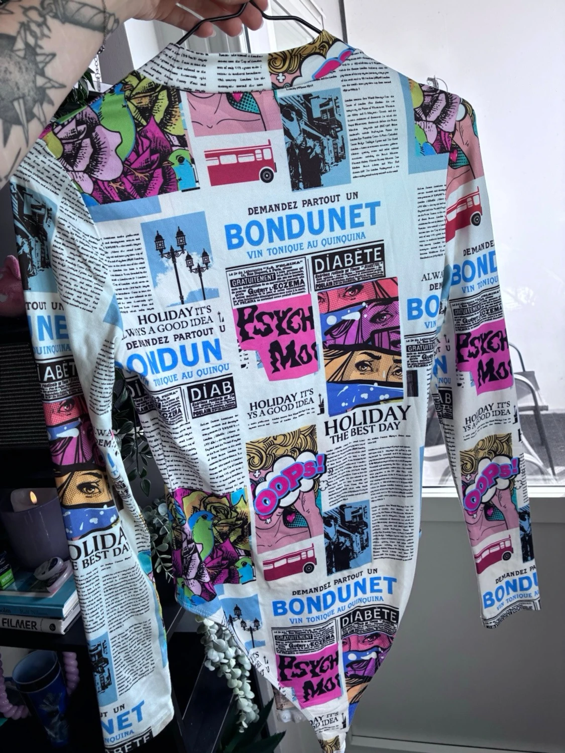 Färgglad body med tidningsmönster - 1