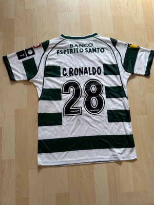 #28 Ronaldo Sporting Hemma Kit 2002/03 - Stilren fotbollströja i helt nytt skick. Tröjan är inte använd en endaste sekund.