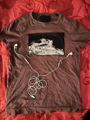 T-shirt - Limitato T-shirt i vinröd färg riktigt shyst 
