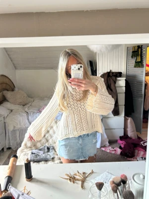Stickad cremefärgad tröja Saint Tropez - Säljer en stickad cremefärgad tröja från Saint Tropez i storlek XS. Tröjan har ett luftigt hålmönster, vida ärmar och ribbade kanter. Perfekt för lager på lager och ger en chill vibe till din outfit.