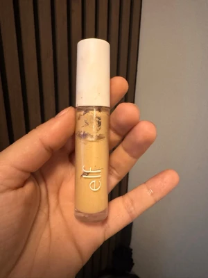 Elf hydrating concealer  - Syns på bilden hur mycket som är kvar. Färgen light beige 