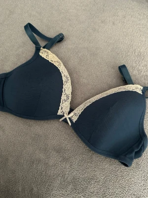 Dam spets bh - Storlek 80A & köpt på Ellen amber. Använts ett fåtal gånger men i bra skick. 🌸