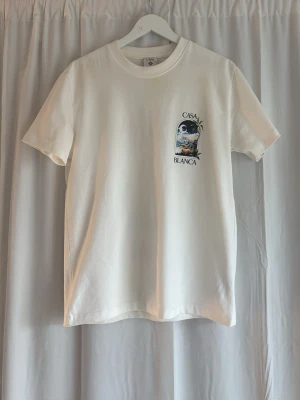 Casablanca T-shirt vit - Ny äkta Casablanca T-shirt med tryck bak och fram. Sälj pgr av att den ej passade. 