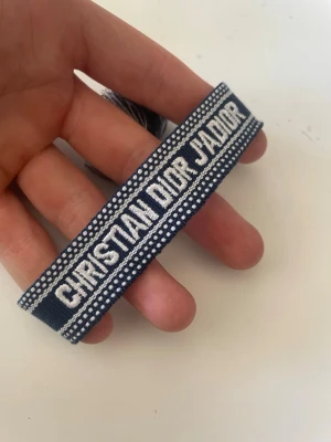 Dior armband - Dior armband i blå färg, hör av vid frågor!