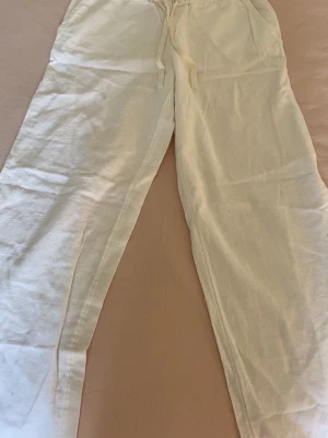 Vita linnebyxor med dragsko💓 - vita linnebyxor med avslappnad passform och dragsko i midjan. Byxorna har raka ben och sidefickor. Från Gina tricot i storlek 158/164💓, använd fåtal gånger