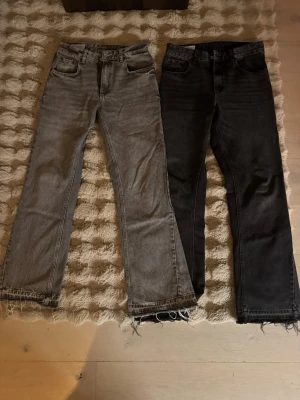 Zara flared jeans - 2 par flared jeans från Zara. Säljes enbart ihop. Båda är i toppen skick och endast använda ett fåtal gånger. Inga tecken på slitage. Nypris för ett par är ca 600kr