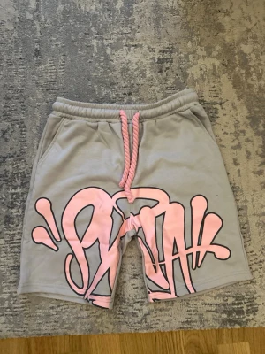 Gråa shorts - Gråa shorts med rosa tryck perfekt för sommaren