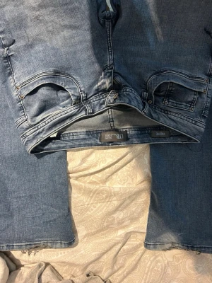 Blå bootcut jeans från LTB - Säljer ett par blå bootcut jeans från LTB med klassisk femficksdesign och normalhög midja. 28/34! Jeansen har snygg tvättad look och är tillverkade i bomullsdenim med lite stretch för extra komfort.