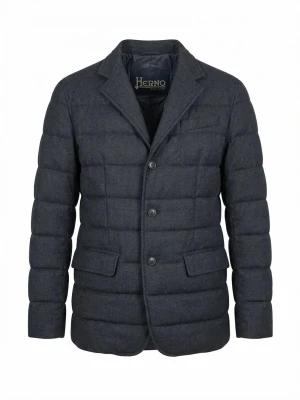 Mörkgrå dunjacka från Herno - Stilren mörkgrå dunjacka från Herno med klassisk kavajkrage och tre knappar framtill. Jackan har två fickor med lock och en bröstficka. Tillverkad i ett mjukt material med quiltad design som håller värmen under kalla dagar.