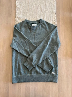 Herr grön sweatshirt  - Storlek S ifrån lager 157. ⚠️ lite små defekter (fläckar) syns på dom 2 sista bilderna. Skickar inom 48h kika in min profil för mer fina kläder. Skriv om ni har några frågor!