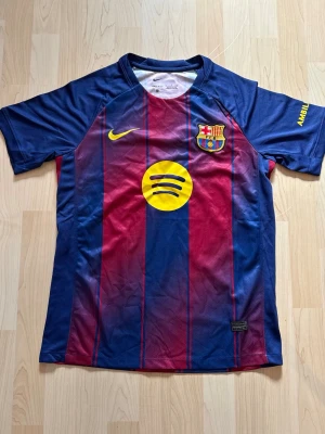 FC Barcelona Hemma Kit 2025/26 - Stilren fotbollströja i helt nytt skick. Tröjan är inte använd en endaste sekund.