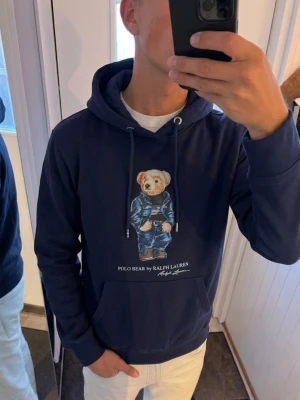 Marinblå Ralph Lauren bear hoodie  - Fint skick! Strl s Hör av dig vid frågor!