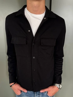 East West Overshirt - Strl - M | Skick - 8/10 | Nypris - ca 1200kr | Vid minsta lilla fundering är det bara att höra av sig!